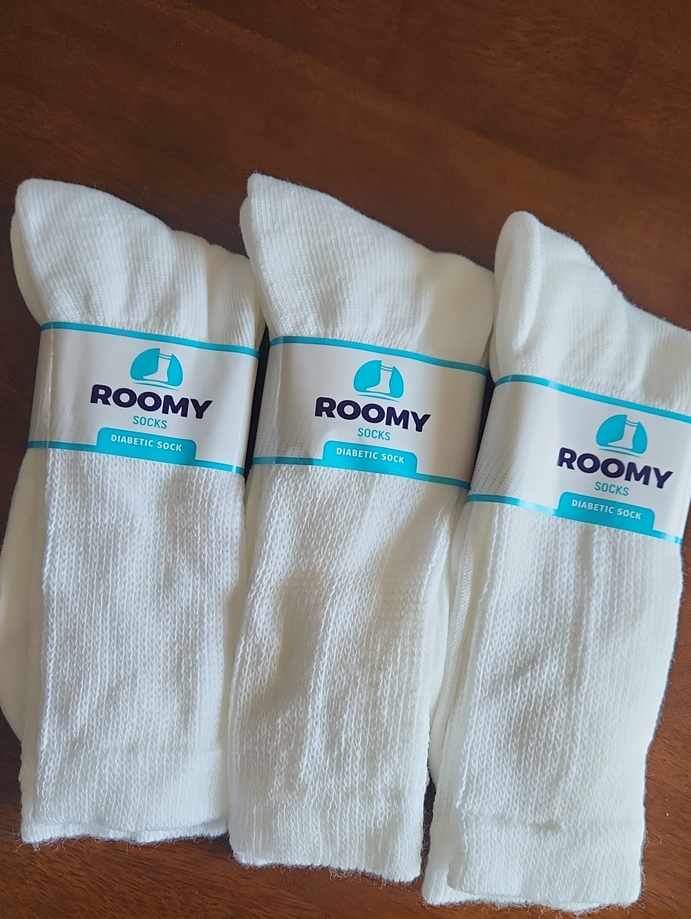 Roomy White Diabetic Crew Socks for Men. Size: 10-13
